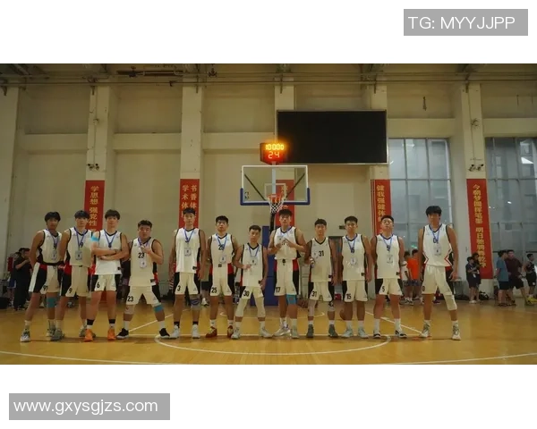 任骏飞带领球队奋勇拼搏展现篮球精神与团队力量的精彩瞬间 任骏飞带领球队奋勇拼搏展现篮球精神与团队力量的精彩瞬间